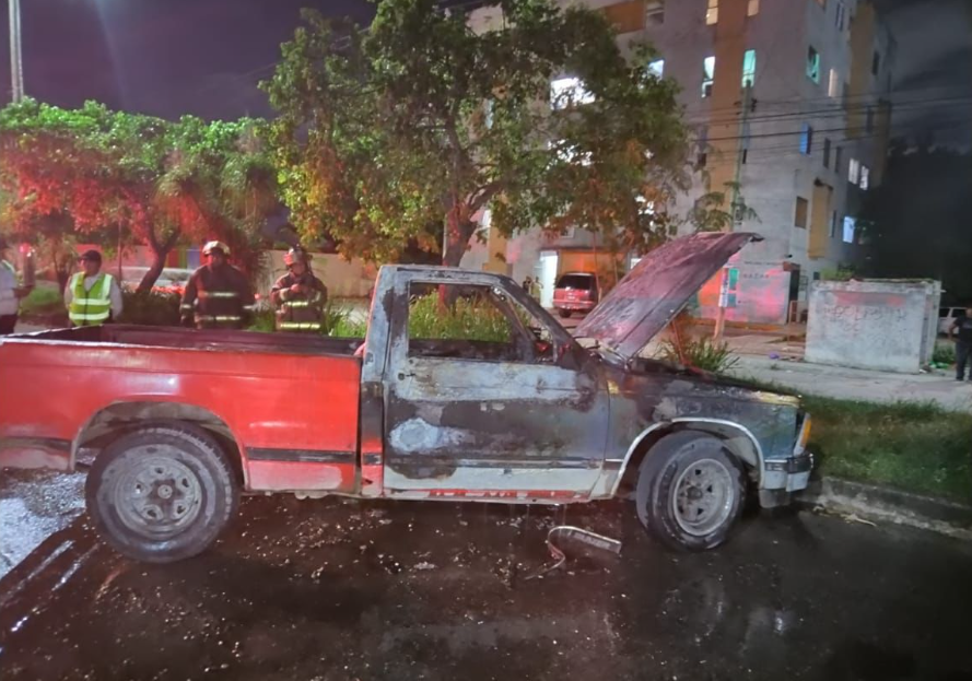 La camioneta fue remolcada a bordo de una grúa hasta el domicilio del afectado.