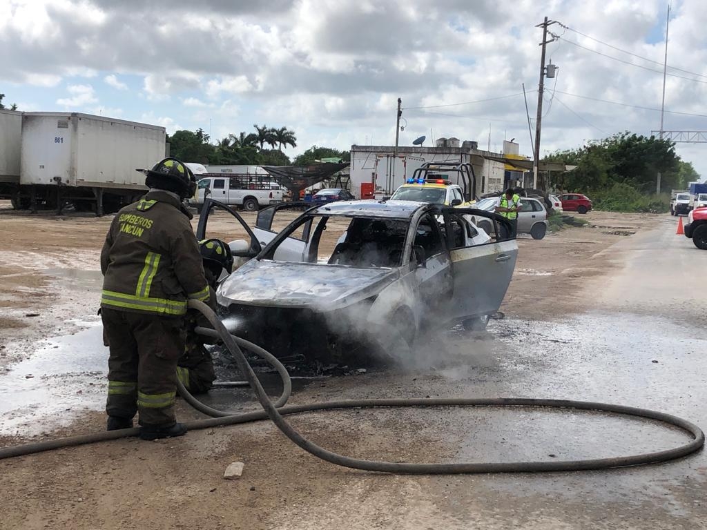 Al lugar arribaron bomberos y a pesar del esfuerzo fue considerado pérdida total