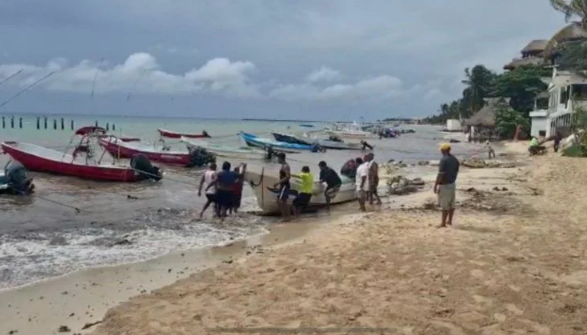 Pescadores solicitan a Zofemat el retiro de piedras de la costa de Playa del Carmen