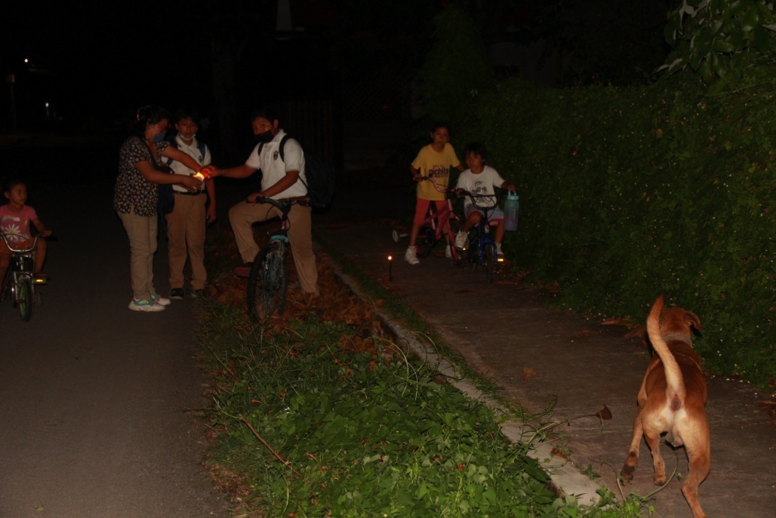 Vecinos alumbran calles con velas ante la falta de luminarias en Felipe Carrillo Puerto