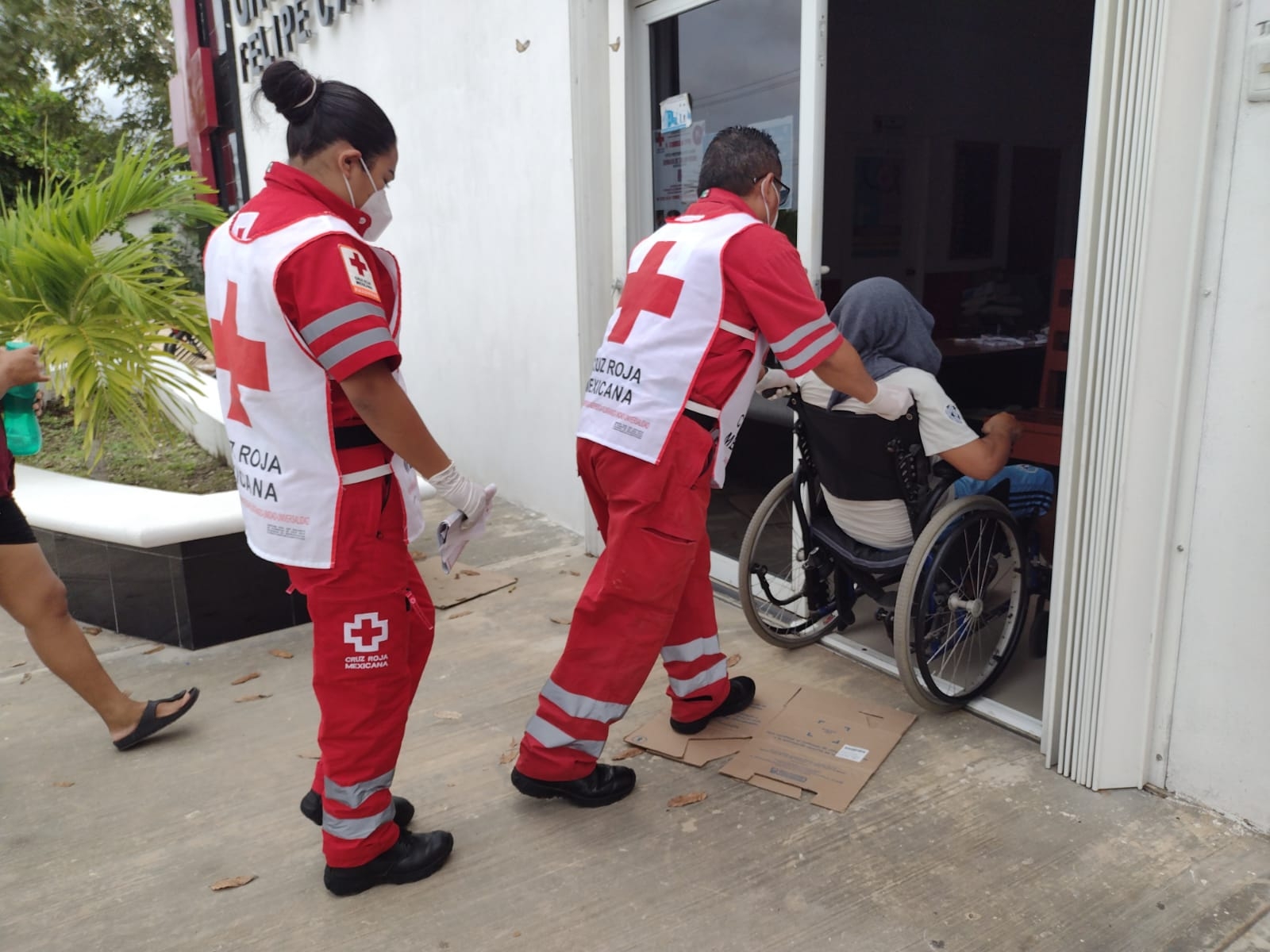 Hombre es trasladado para recibir atención médica