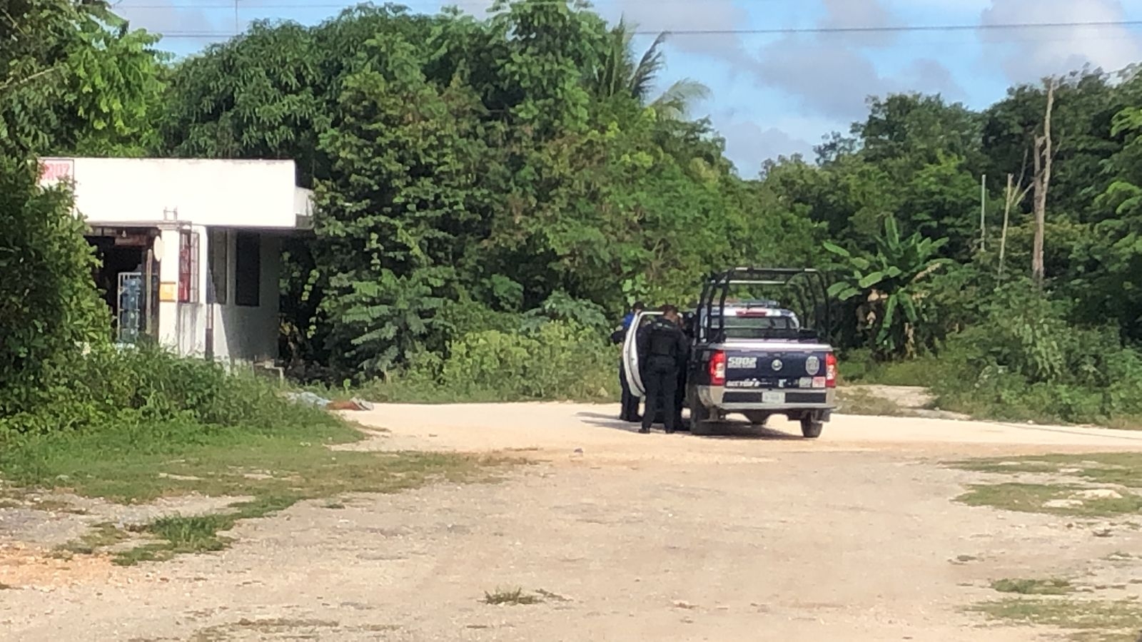 Al lugar arribaron elementos de la Policía Quintana Roo, por lo que pidieron apoyo a los paramédicos