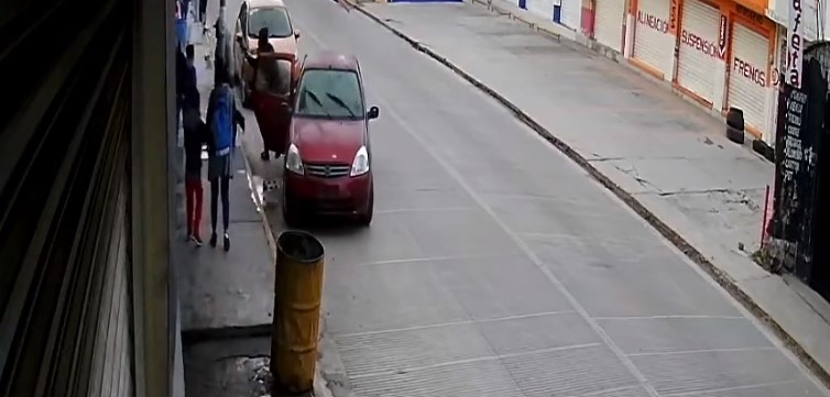 Secuestran a niño en el Edomex, se lo arrancaron de las manos a su madre: VIDEO