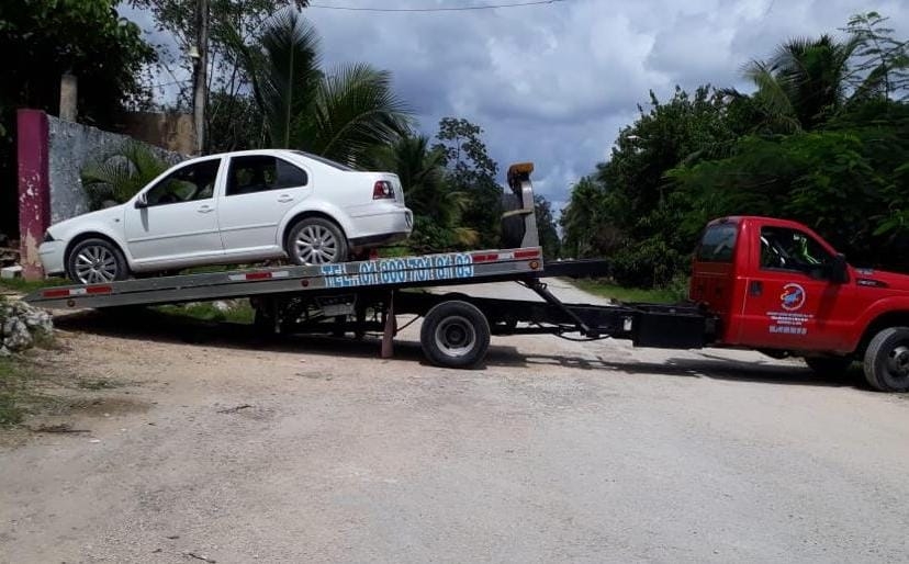 Agentes policiacos aseguran vehículo, chaleco táctico y portafusil