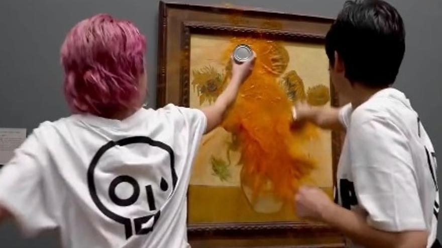 Dos ecologistas arrojan sopa de tomate a 'Los girasoles' de Van Gogh en museo de Londres: VIDEO