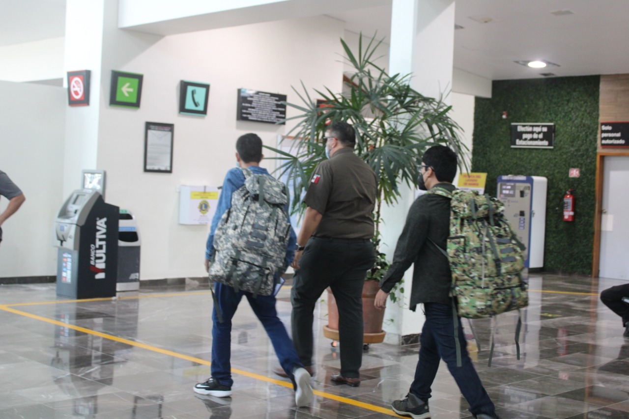 Detienen a dos peruanos con documentos falsos en el aeropuerto de Campeche
