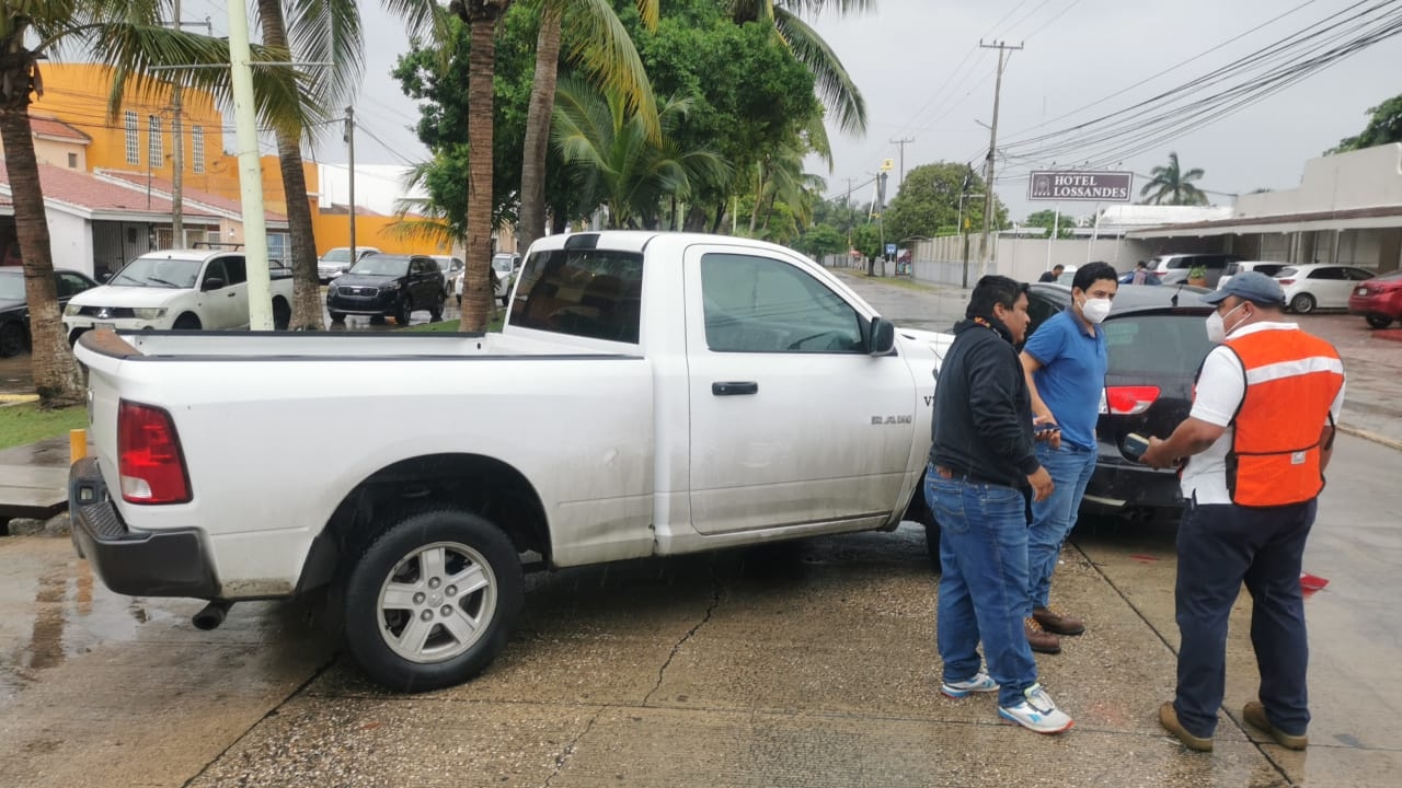 Conductor choca contra un vehículo al salir de reversa de un estacionamiento en Ciudad del Carmen