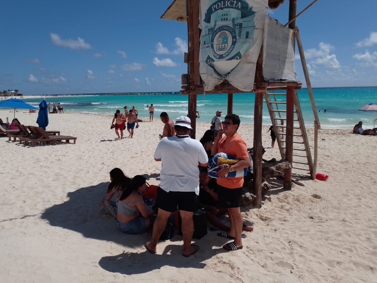 Más de 100 bañistas disfrutan de las aguas de Playa Gaviota en Cancún: EN VIVO