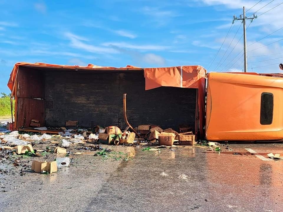 Rapiñan cervezas de un tráiler tras volcar en la carretera Champotón-Campeche