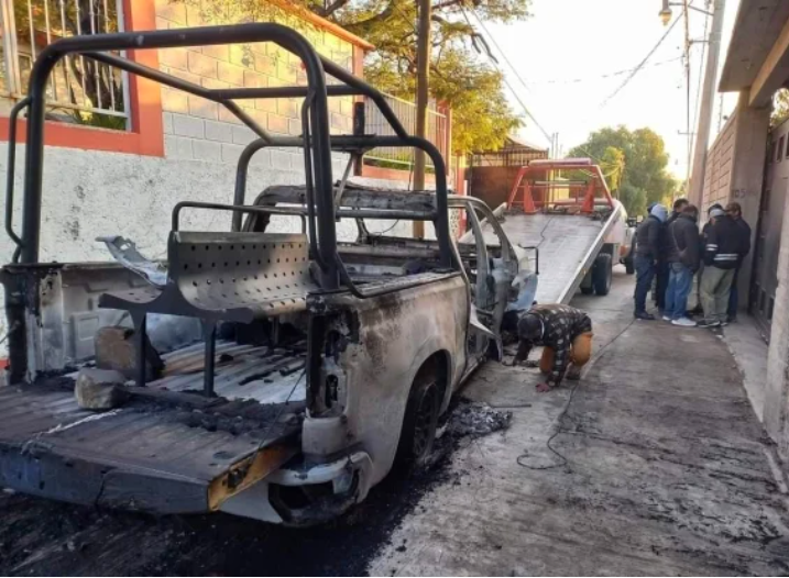 Los sujetos, quienes mantienen tomada la planta en Tula, Hidalgo, también quemaron una patrulla