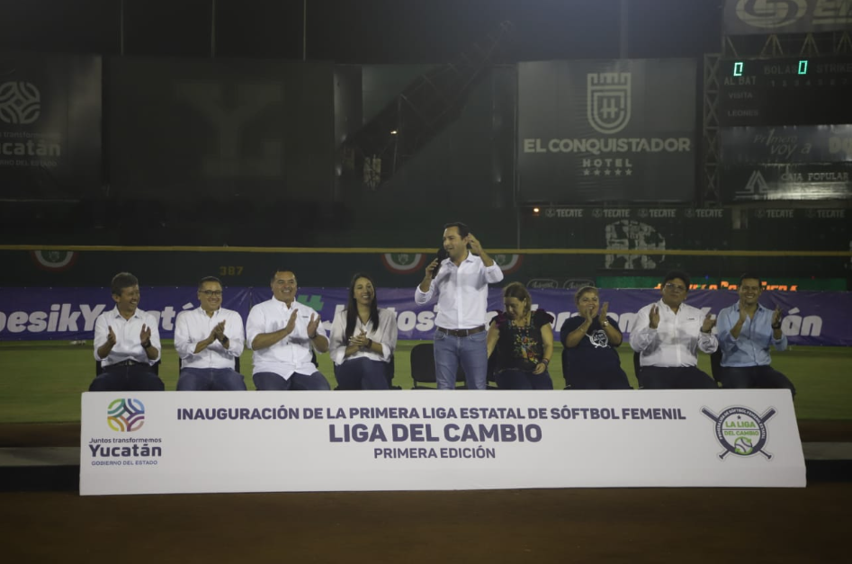 Mauricio Vila Dosal inaugura la Liga Estatal de Sóftbol Femenil en el Kukulcán