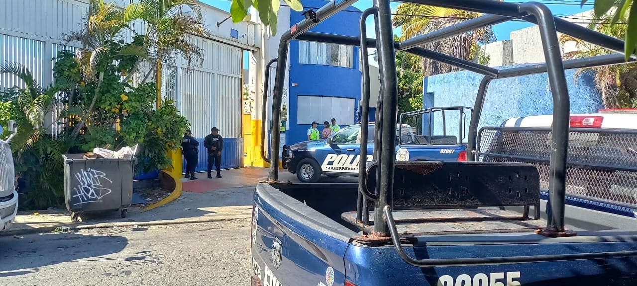 Al lugar arribaron elementos de la Policía Quintana Roo, quienes se encuentran investigando el caso