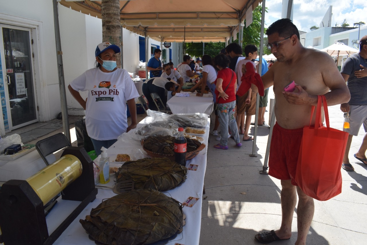 Turista se atora con un pedazo de pib durante una feria en Progreso