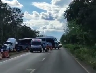 Choca tráiler contra un camión de turistas en Quintana Roo