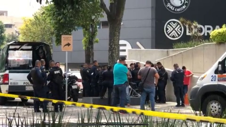 A la Plaza Metrópoli Patriotismo arribó una ambulancia y la zona luce acordonada.