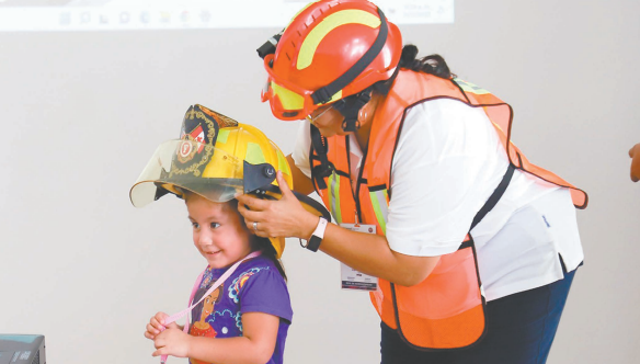 Las pequeñas se divirtieron con las trabajadoras para celebrar el Día Internacional de la Niña.