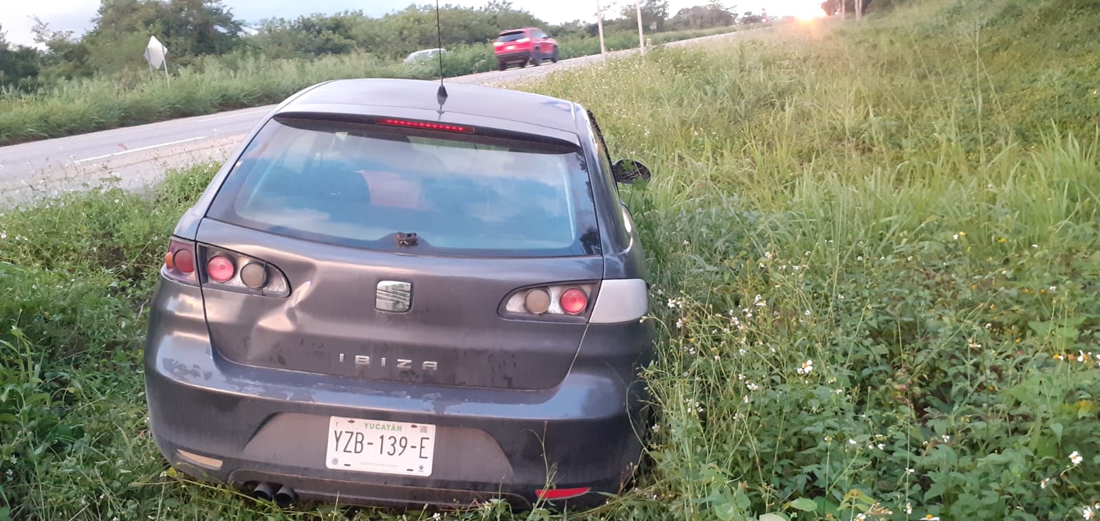 Ebrio pierde el control de su vehículo y termina fuera de la carretera Motul-Mérida