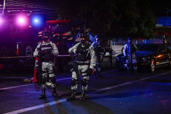 Dos hombres resultaron heridos, uno de ellos con un impacto de bala en el cráneo y otros seis distribuidos en el cuerpo