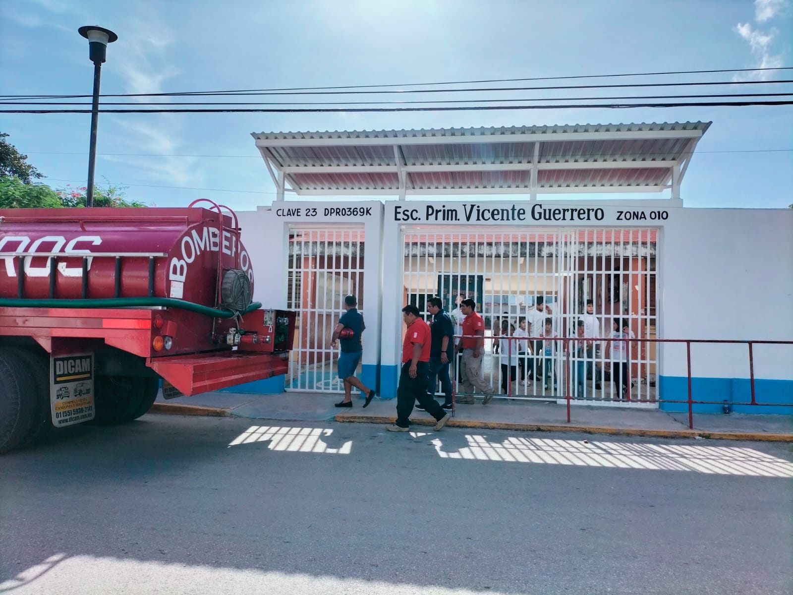 Bomberos acuden a abastecer los tinacos de la primaria, ya que las bombas no sirven sin energía eléctrica