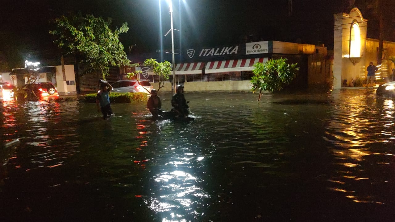 Fuerte lluvia deja a Ciudad del Carmen, Campeche, bajo el agua