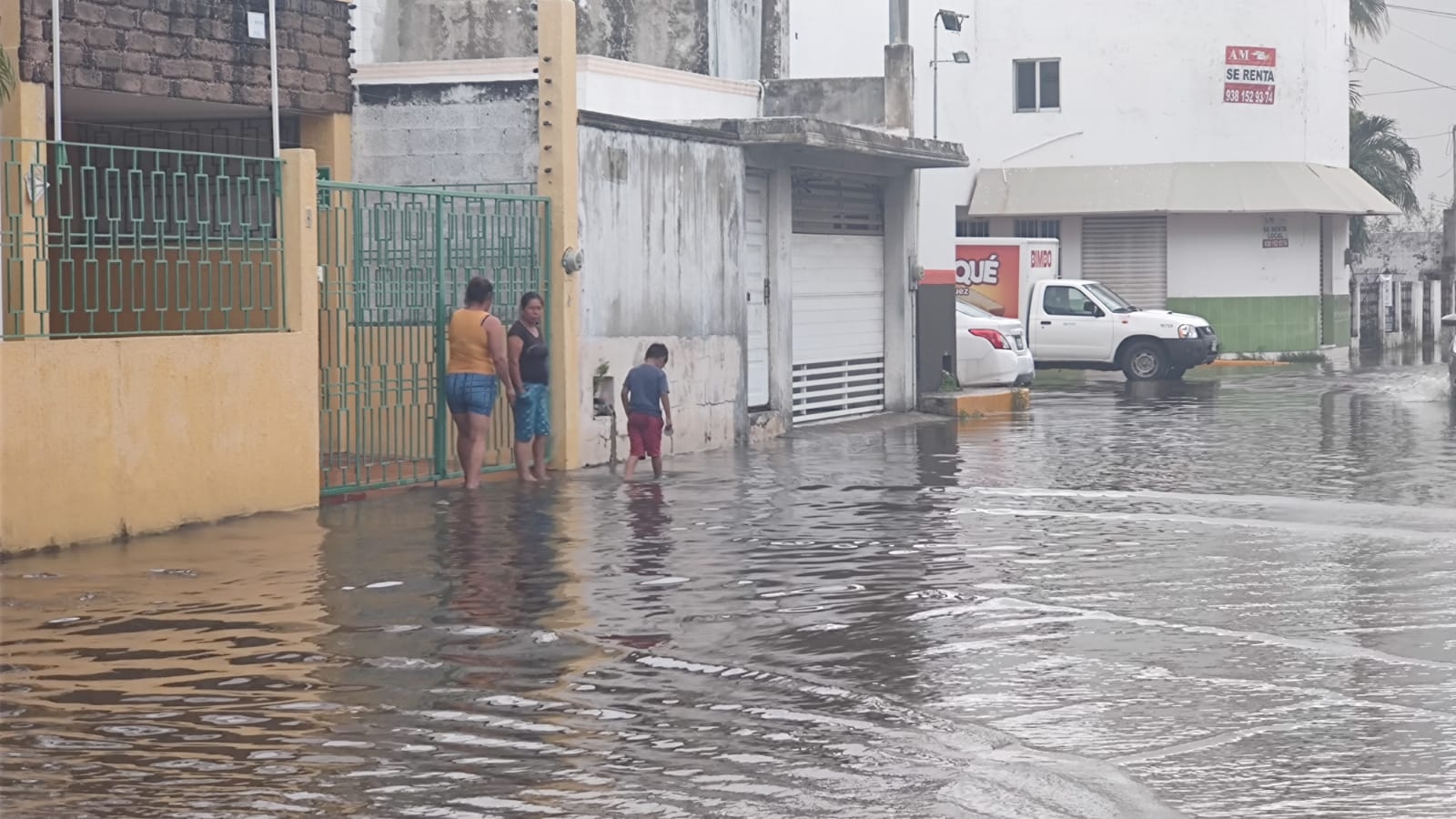 Hubo zonas donde se registró un estancamientos de agua de entre 60 y 70 centímetros sobre su nivel de banqueta