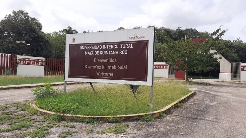 La Universidad Intercultural Maya colocó un letrero a la entrada en donde puso en español, maya e inglés la palabra Bienvenidos.