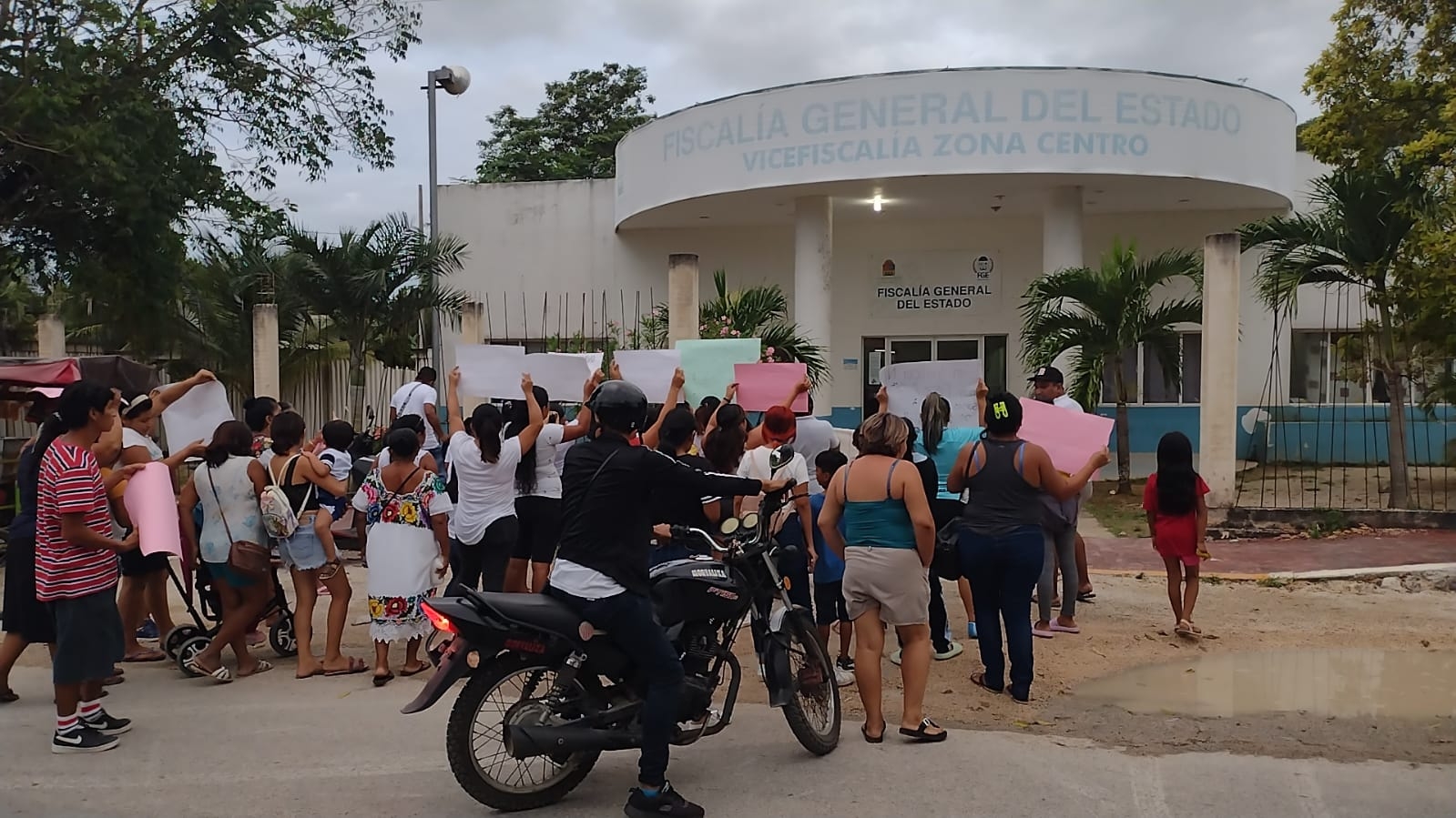 Ciudadanos de Felipe Carrillo Puerto protestan en la Vicefiscalía de la FGE; piden justicia