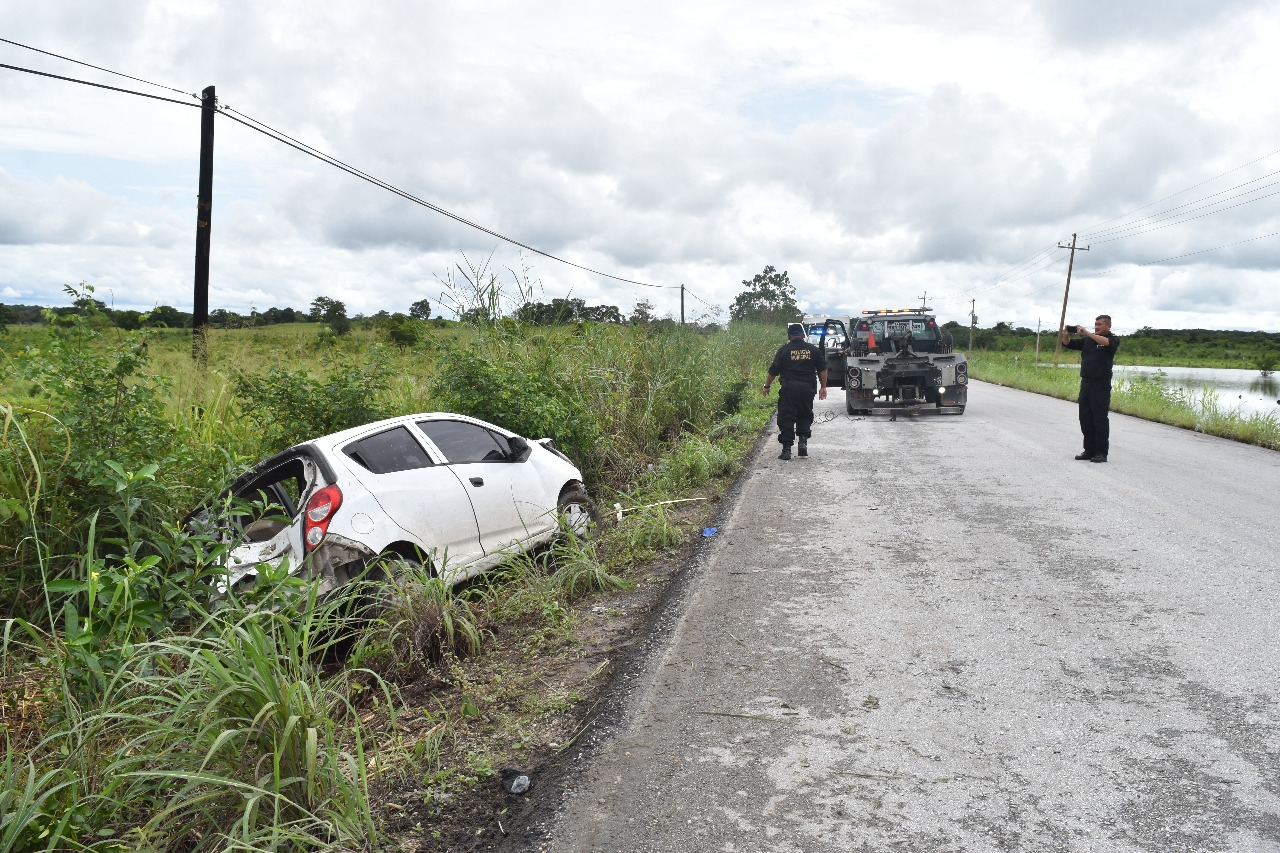 Maestros vuelcan su auto en Escárcega: FOTOS