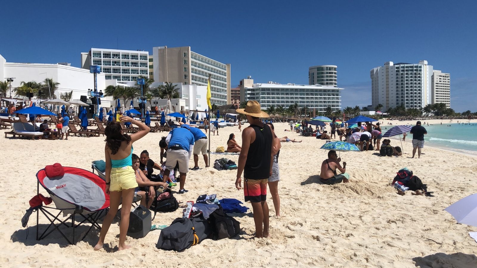 Con sombrillas, gorras y lentes, familias llegaron para ocupar un lugar en el arenal