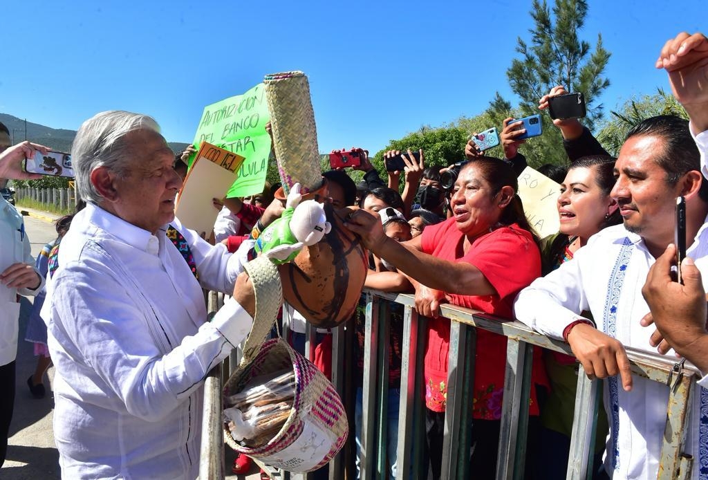 AMLO recibe su Dr Simi del público en gira por Oaxaca