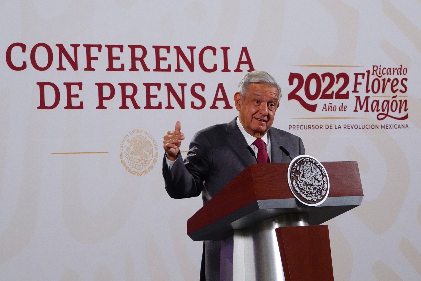 AMLO acusa al bloque conservador de detener el nuevo plan educativo