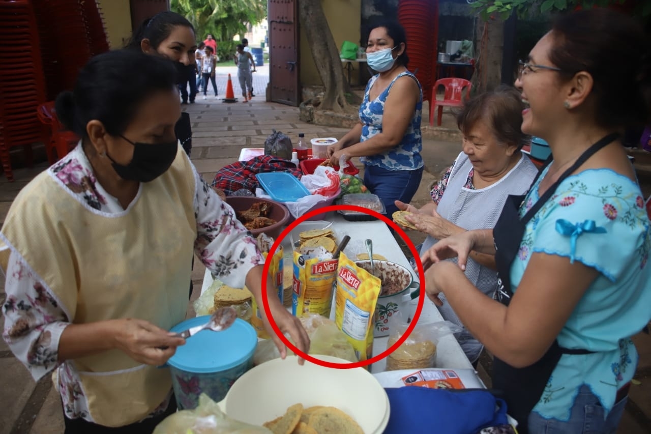 ¡Insultante! Venden panuchos yucatecos con frijoles de la Sierra durante feria en La Ermita