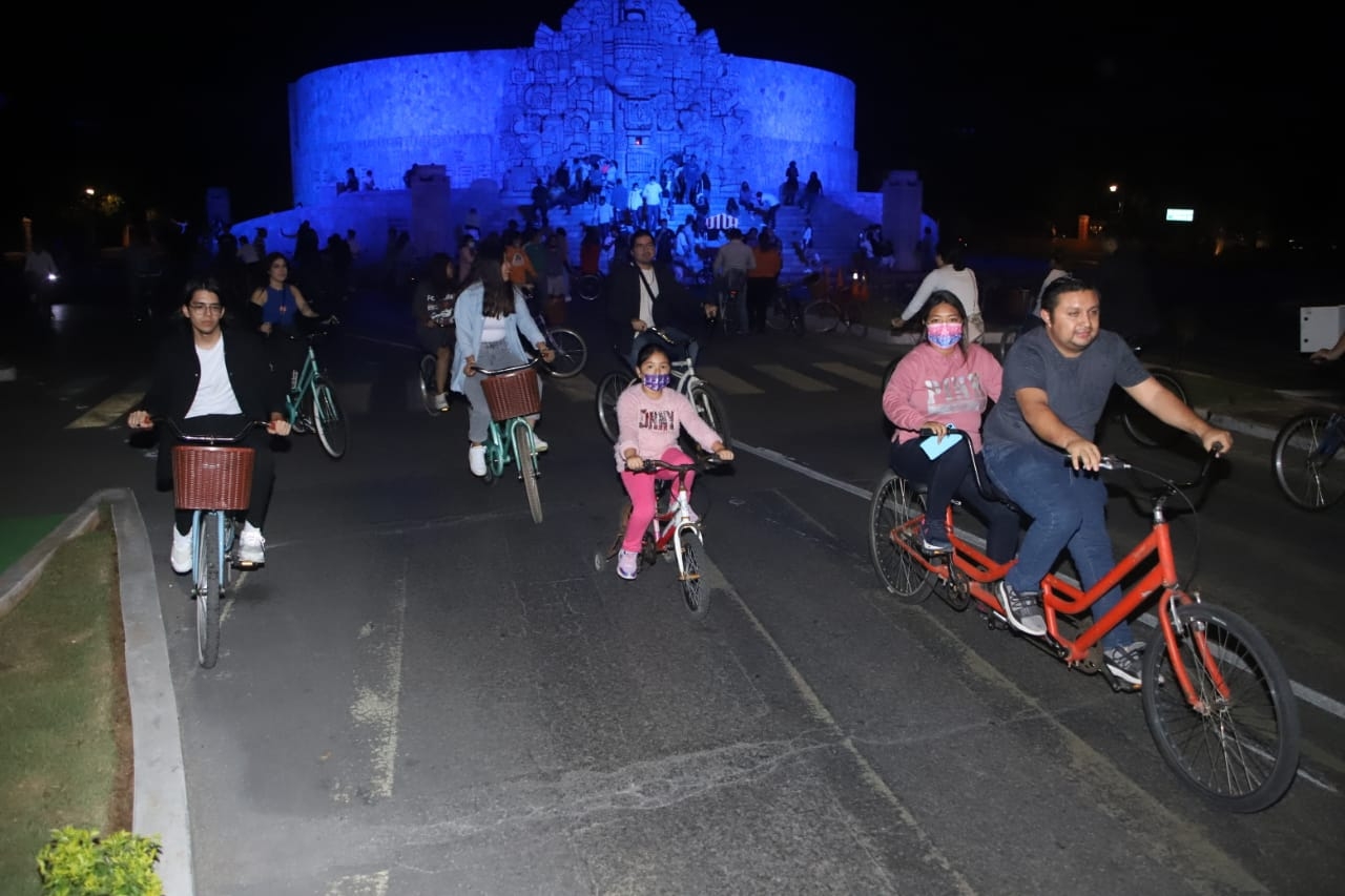 Yucatecos disfrutan del Viernes de Víspera  a lo largo del Paseo Montejo