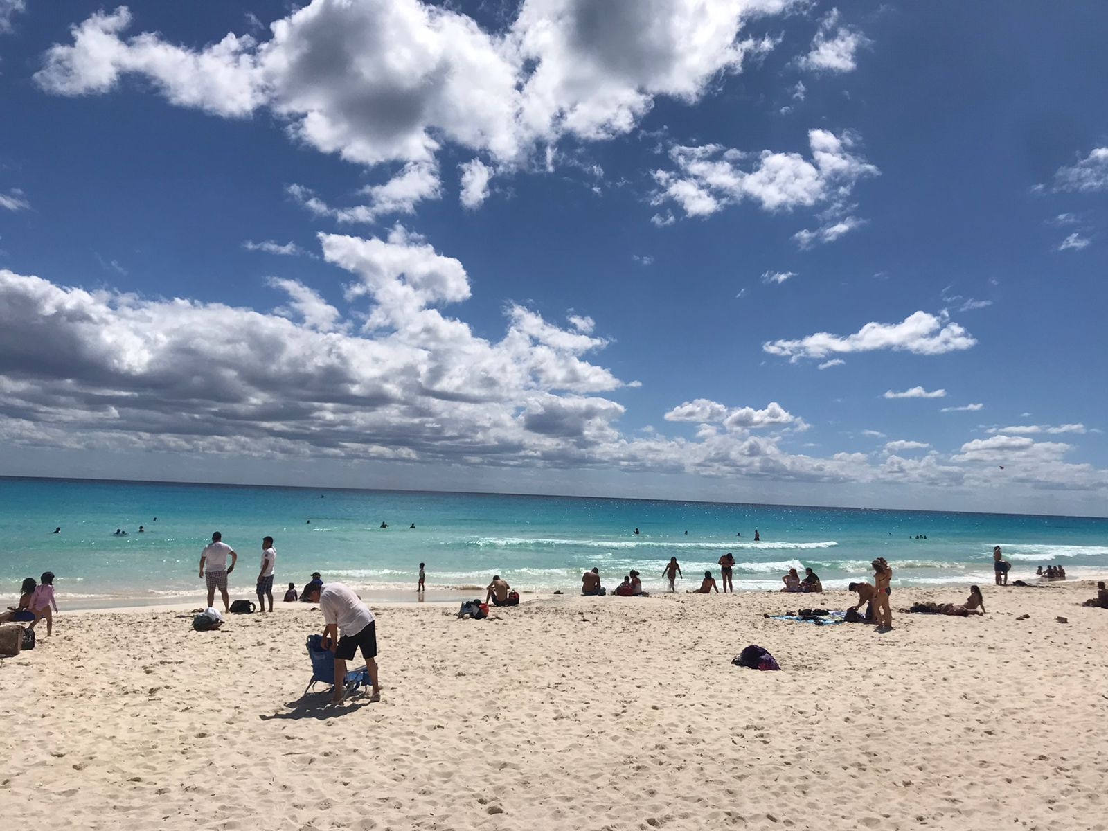 Quintanarroenses y turistas aprovechan el buen clima en las playas de Cancún: EN VIVO