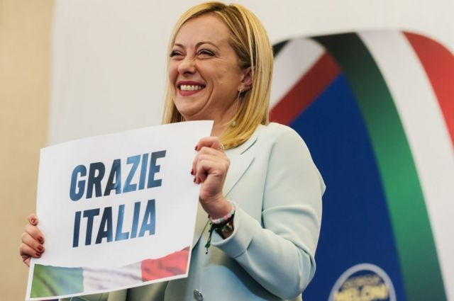 Giorgia Meloni, juró hoy el cargo de nueva ministra de Italia, la primera mujer en ese puesto de la historia del país