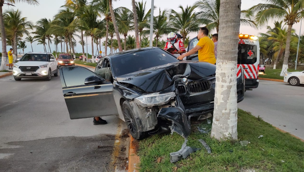 Mujer embarazada choca automóvil sobre el malecón de Ciudad del Carmen