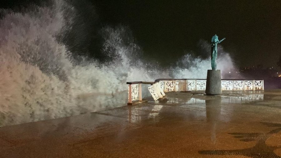 Esta mañana el huracán Roslyn llegó con vientos sostenidos de 193 km/h