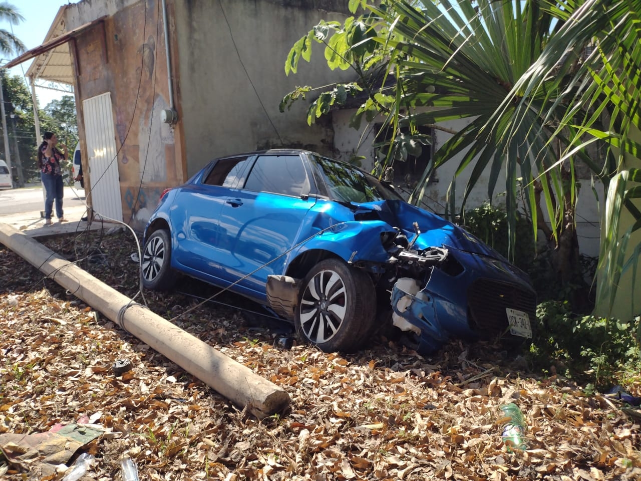 El automóvil quedó dentro de un terreno sobre la avenida Lázaro Cárdenas