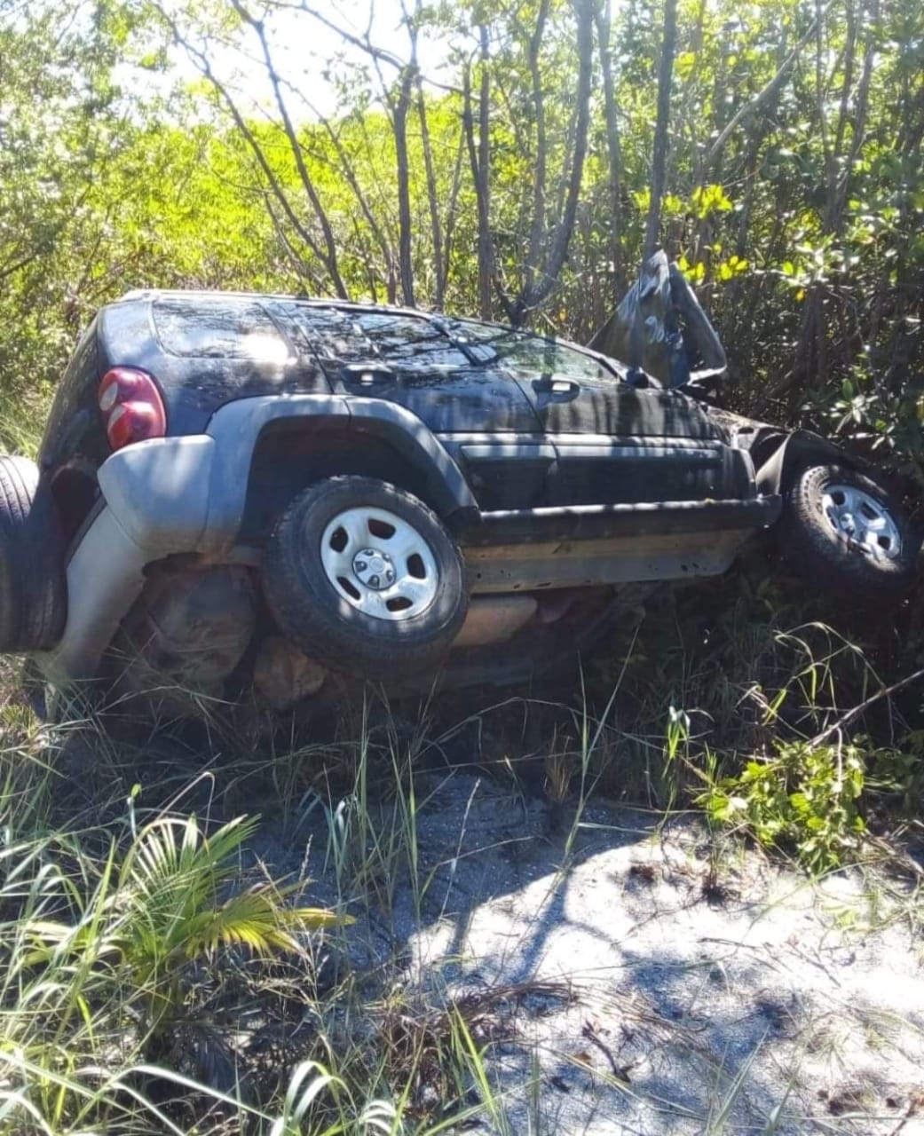 Automovilista vuelca su camioneta sobre la vía Sabancuy–Isla Aguada y huye del lugar