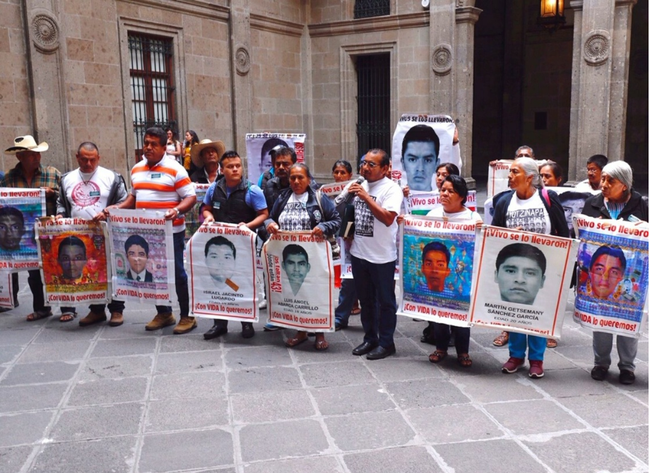 Los padres de los normalistas desaparecidos de Ayotzinapa piden justicia
