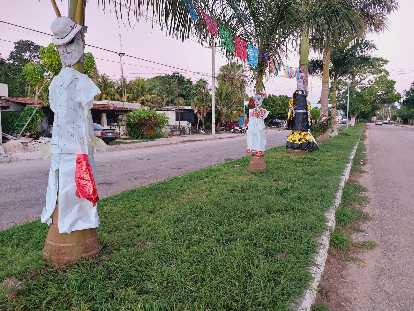 Joven utiliza su creatividad para decorar con catrinas la avenida Zamná de Izamal