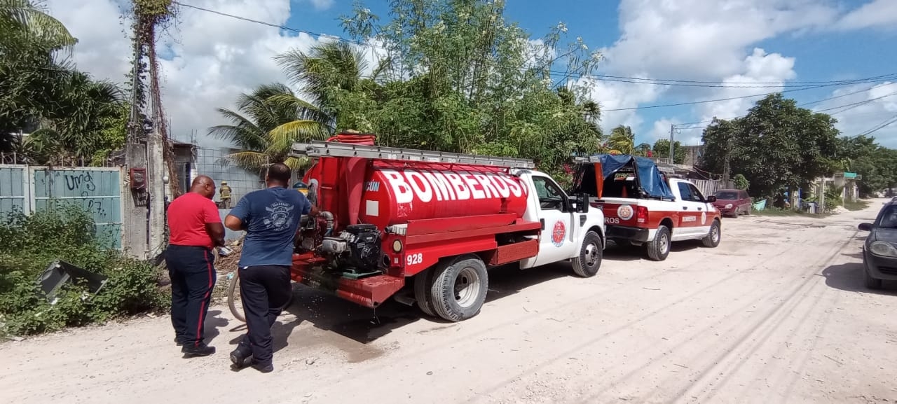 Quema de basura moviliza a personal del cuerpo de bomberos a la Región 227 de Cancún