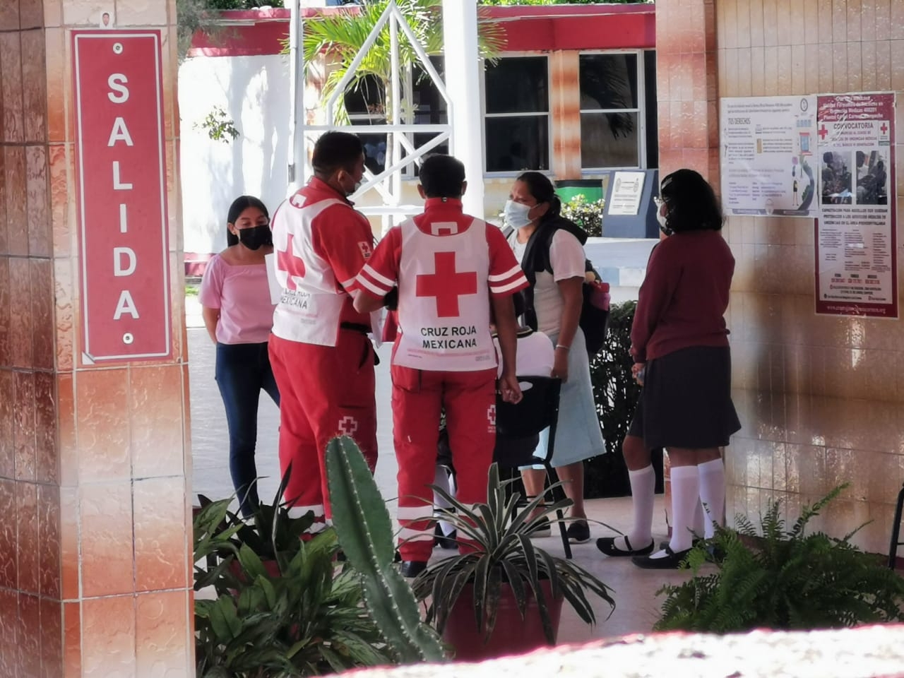 La estudiante fue atendida por paramédicos de la Cruz Roja, quienes expusieron que el desmayo fue por una descompensación derivado a la falta de alimento