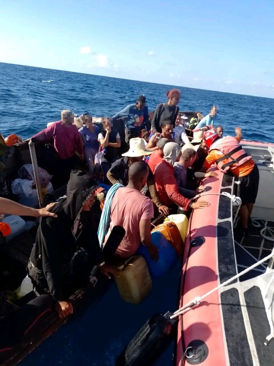 Isla Mujeres: Marinos rescatan a 30 balseros extranjeros