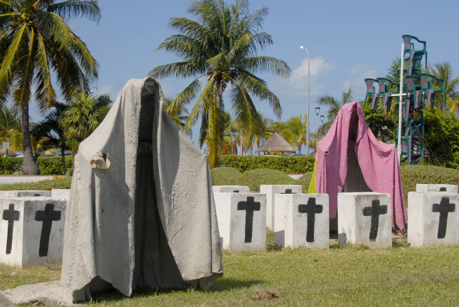 Cancunenses 'horrorizan' con tétrica decoración por Día de Muertos