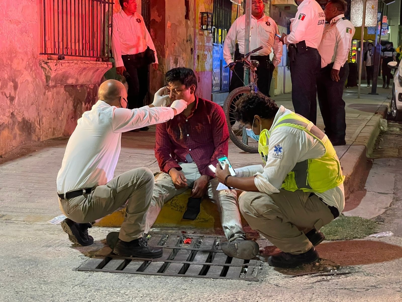 El hombre fue atendido por paramédicos, a fin de evitar el desangrado de la víctima