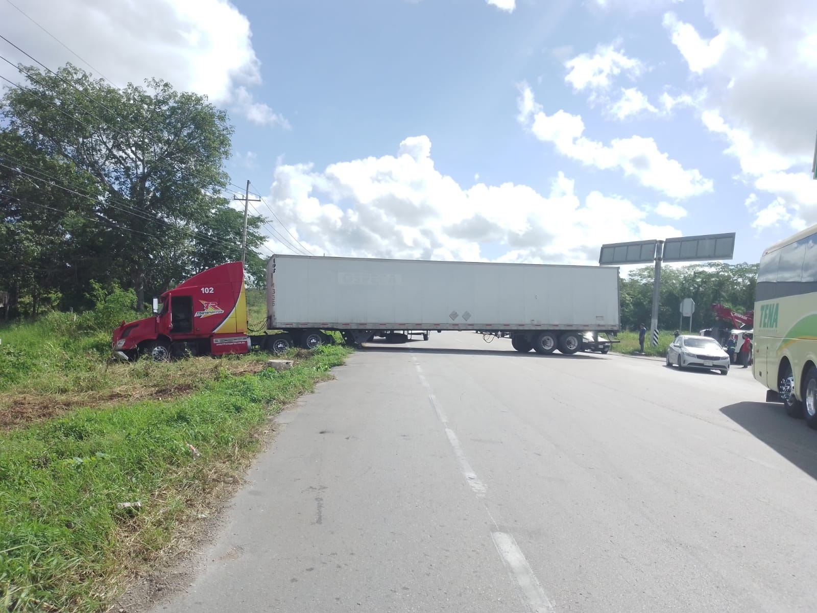 Trailero pierde el control en la carretera Chemax-Cobá y termina entre la maleza