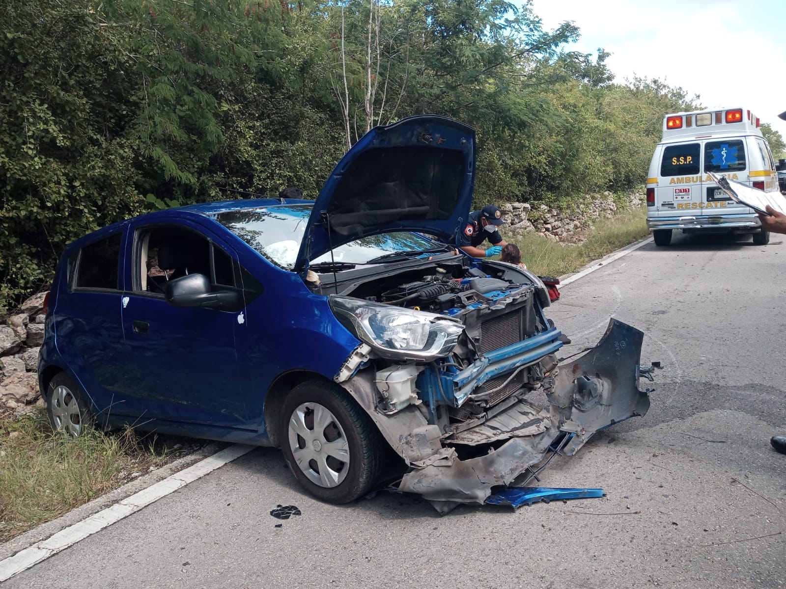 Vehículo vuelca tras estallarse un neumático en la carretera Baca-Dzemul