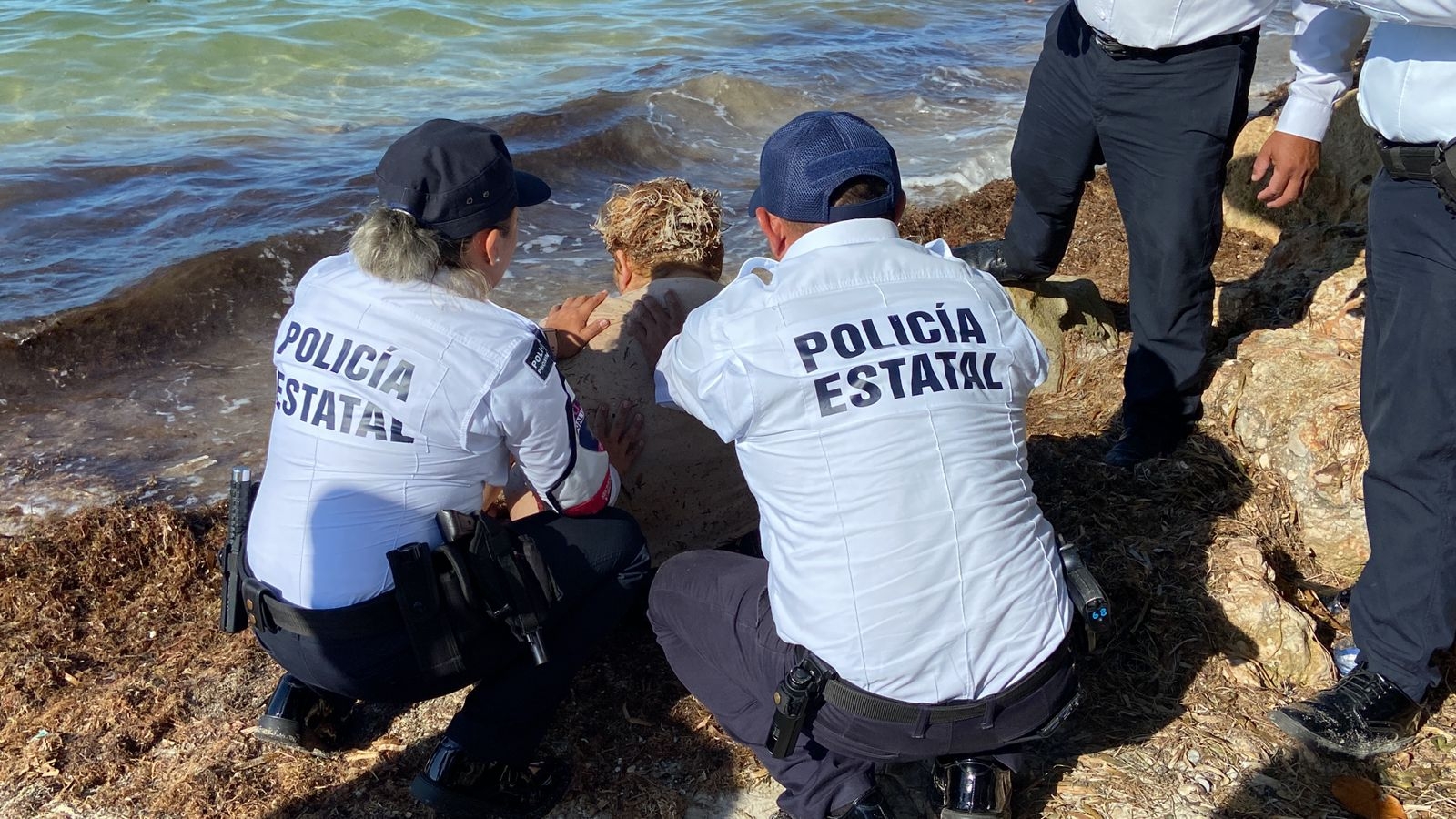 Policías y paramédicos auxiliaron a la mujer