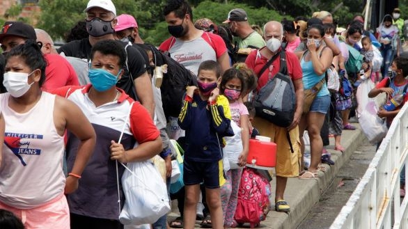 Mexicanos instalan "Tienda gratuita" para venezolanos varados en la frontera